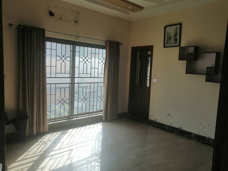 8 MARLA UPPER PORTION IS AVAILABLE FOR RENT IN DHA RAHBAR SECTOR 1 WITH SEPERATE ENTRANCE 16