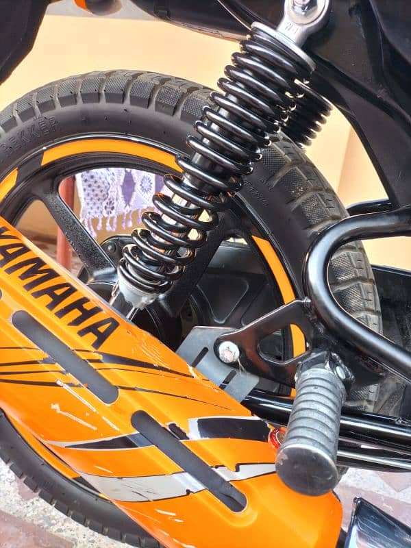 Yamaha YBR orange 13