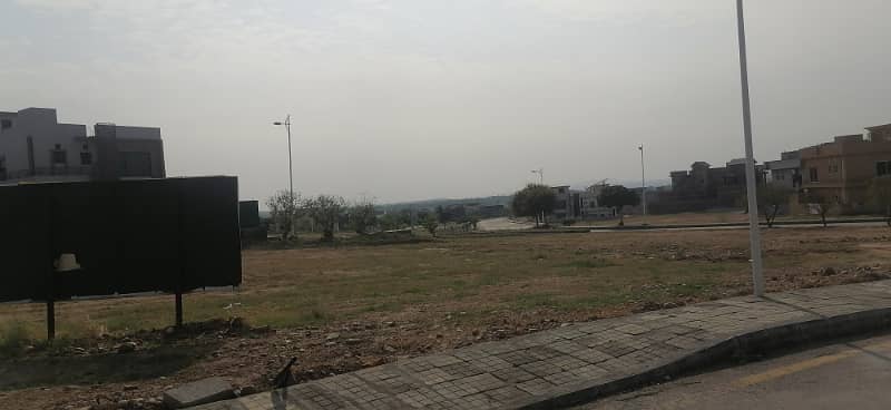 10 MARLA READY TO CONSTRUCT BOULEVARD BACK OPEN PLOT FOR SALE IN BLOCK I 3