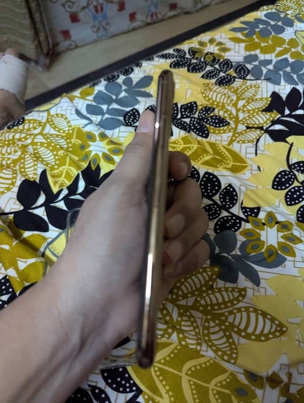 11 Pro Max 64 Gb with Box PTA Aproved Gold Color 4