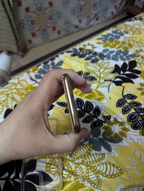 11 Pro Max 64 Gb with Box PTA Aproved Gold Color 5