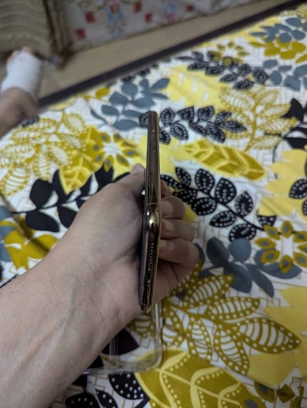 11 Pro Max 64 Gb with Box PTA Aproved Gold Color 8
