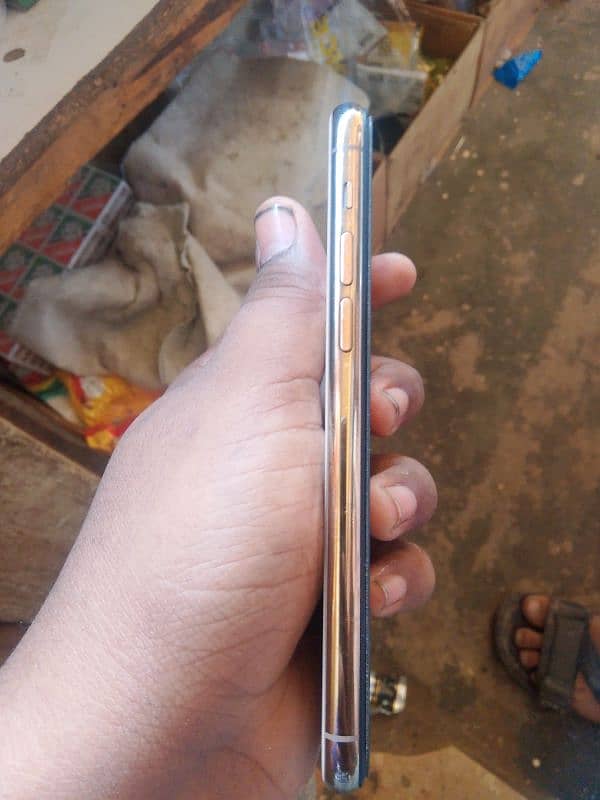 back broken small scratch on camra up saide camera good 3