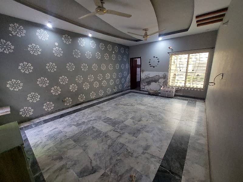 In Khayaban-e-Amin - Block L 8 Marla House For rent 6