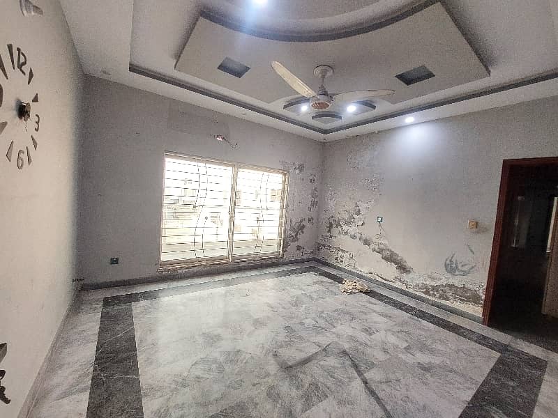 In Khayaban-e-Amin - Block L 8 Marla House For rent 8