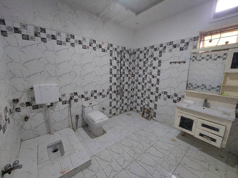 In Khayaban-e-Amin - Block L 8 Marla House For rent 9