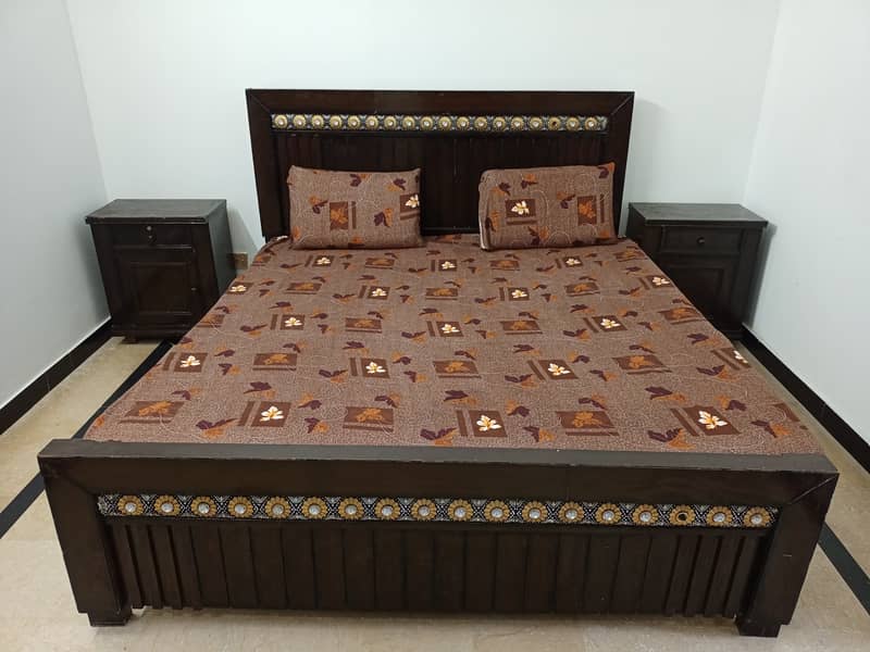 BED | SIDE TABLES | DRESSING TABLE 0
