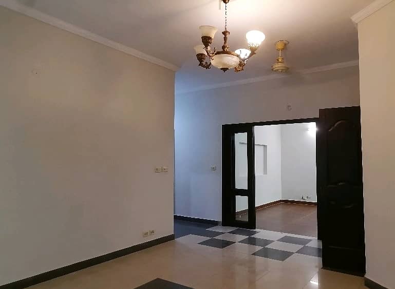 House In Askari 11 - Sector A Sized 10 Marla Is Available 1