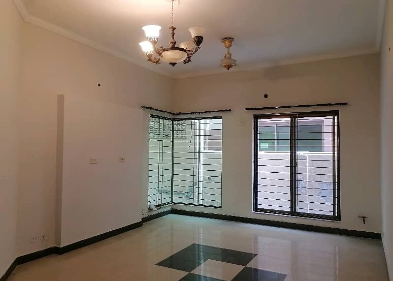 House In Askari 11 - Sector A Sized 10 Marla Is Available 2