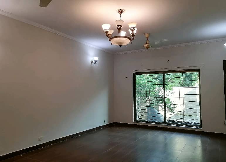 House In Askari 11 - Sector A Sized 10 Marla Is Available 3