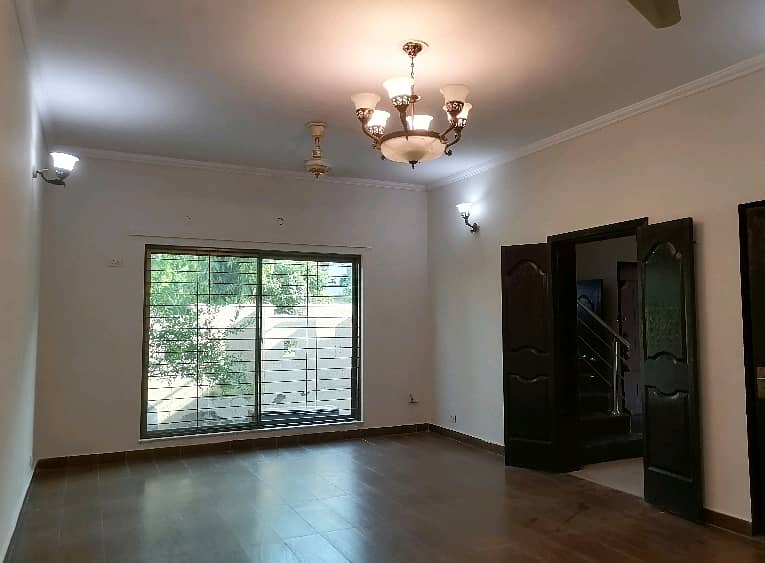 House In Askari 11 - Sector A Sized 10 Marla Is Available 4