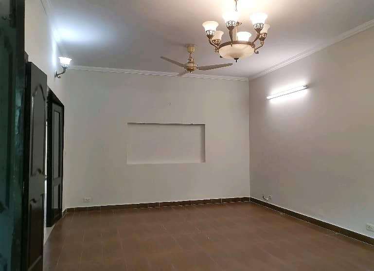 House In Askari 11 - Sector A Sized 10 Marla Is Available 6