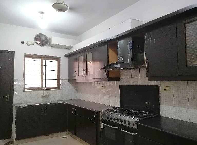 House In Askari 11 - Sector A Sized 10 Marla Is Available 7