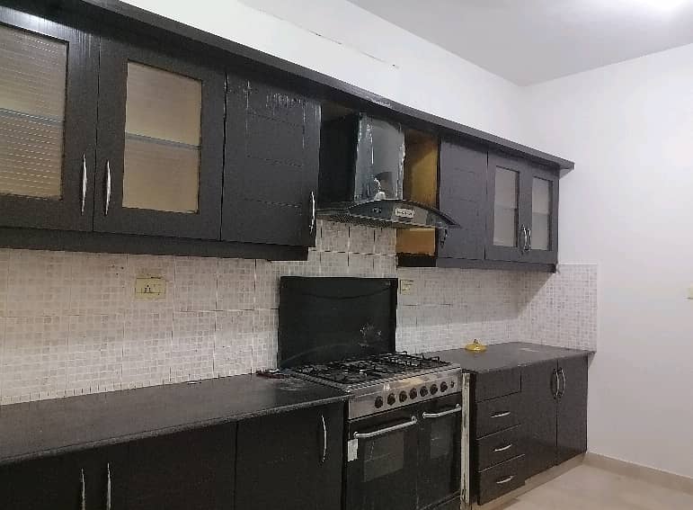House In Askari 11 - Sector A Sized 10 Marla Is Available 8