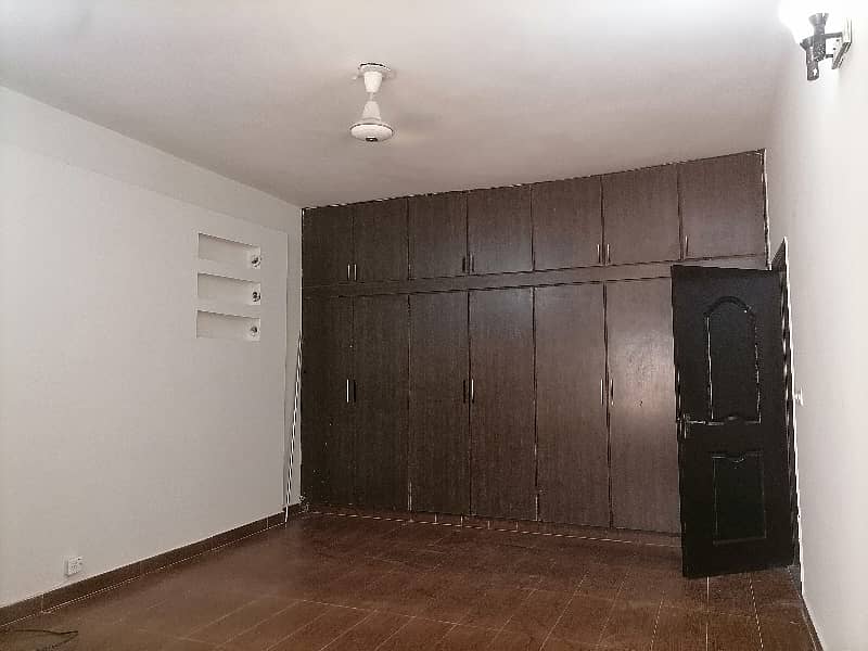 House In Askari 11 - Sector A Sized 10 Marla Is Available 9