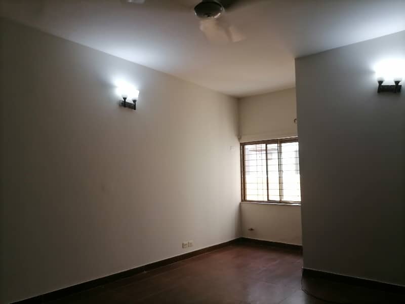House In Askari 11 - Sector A Sized 10 Marla Is Available 10