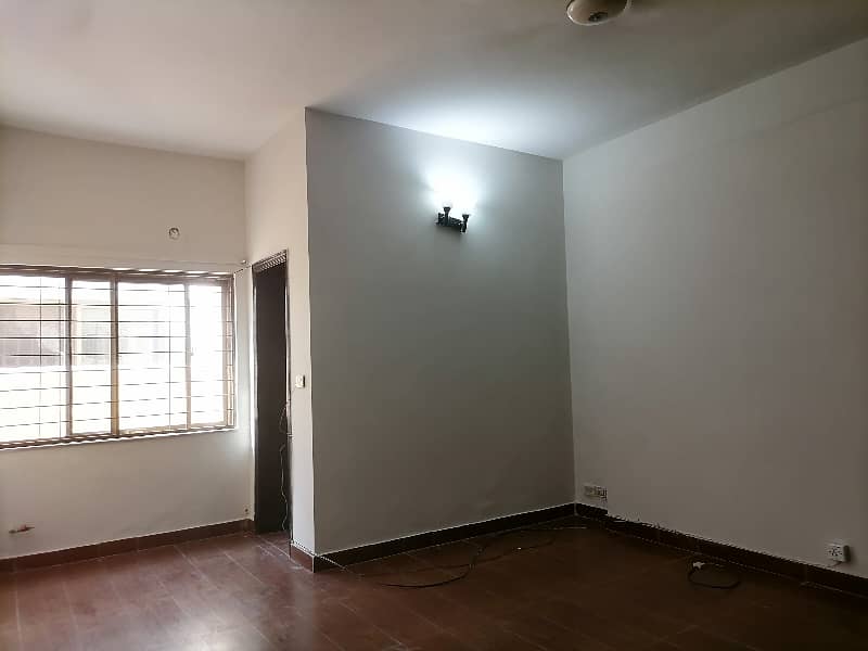 House In Askari 11 - Sector A Sized 10 Marla Is Available 11
