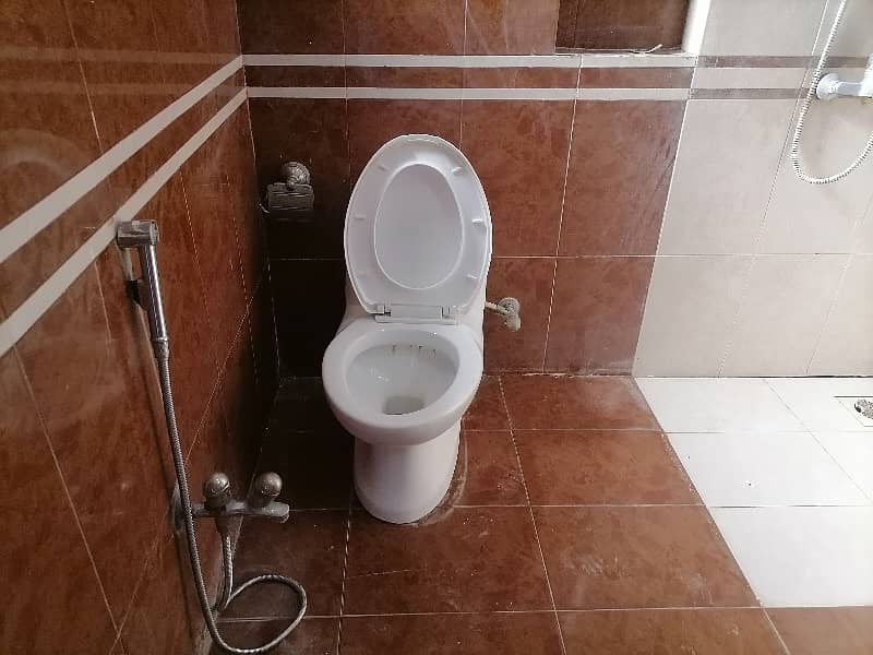 House In Askari 11 - Sector A Sized 10 Marla Is Available 12