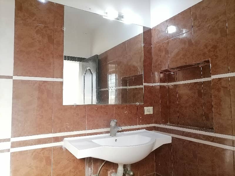 House In Askari 11 - Sector A Sized 10 Marla Is Available 13