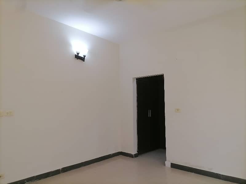 House In Askari 11 - Sector A Sized 10 Marla Is Available 15