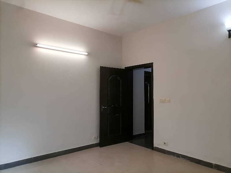 House In Askari 11 - Sector A Sized 10 Marla Is Available 16