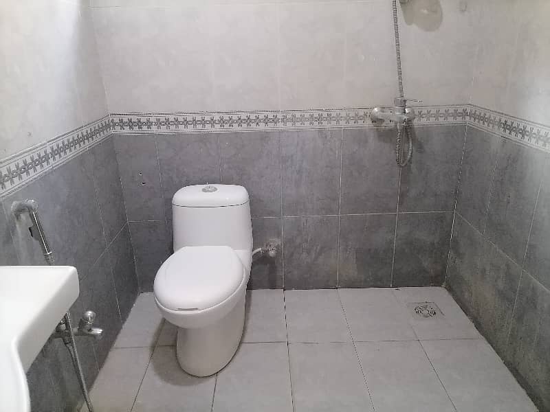 House In Askari 11 - Sector A Sized 10 Marla Is Available 17