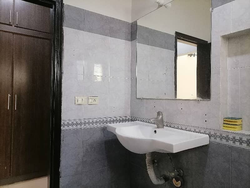 House In Askari 11 - Sector A Sized 10 Marla Is Available 18