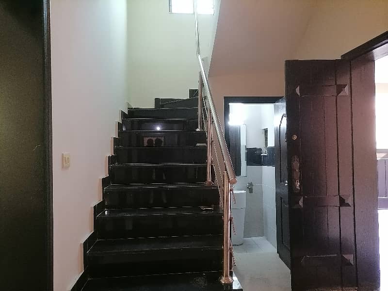 House In Askari 11 - Sector A Sized 10 Marla Is Available 19