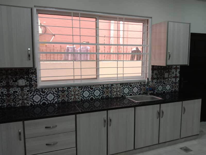 01 Kanal Elegant And Fully Maintained Super Hot Located Bungalow Is Available For Rent In The Best Block Of DHA Lahore. 7
