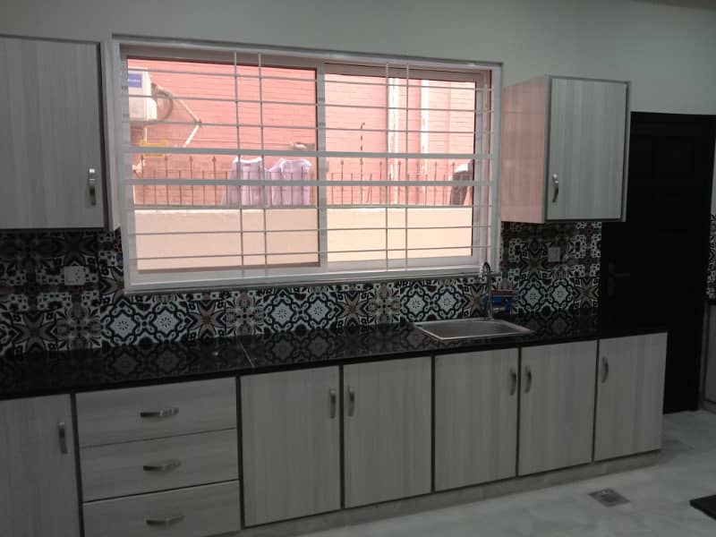 01 Kanal Elegant And Fully Maintained Super Hot Located Bungalow Is Available For Rent In The Best Block Of DHA Lahore. 8