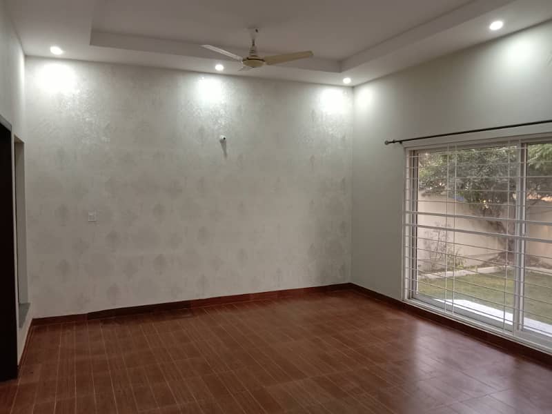 01 Kanal Elegant And Fully Maintained Super Hot Located Bungalow Is Available For Rent In The Best Block Of DHA Lahore. 19