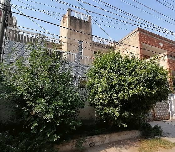 Ideal 10 Marla House Available In Allama Iqbal Town - Karim Block, Lahore 2
