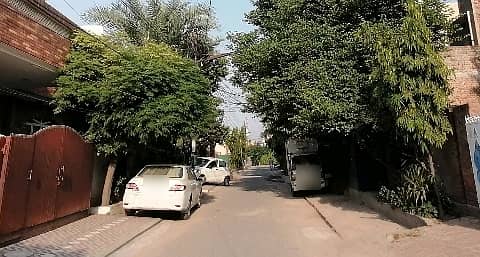 Ideal 10 Marla House Available In Allama Iqbal Town - Karim Block, Lahore 4