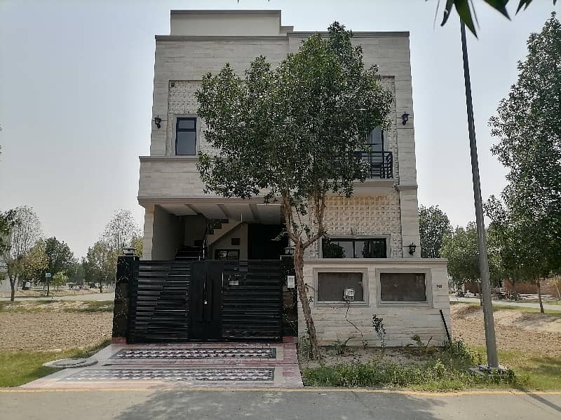 Ideal Prime Location House Is Available For sale In Faisalabad 0