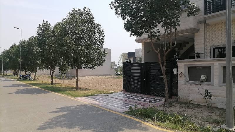 Ideal Prime Location House Is Available For sale In Faisalabad 2