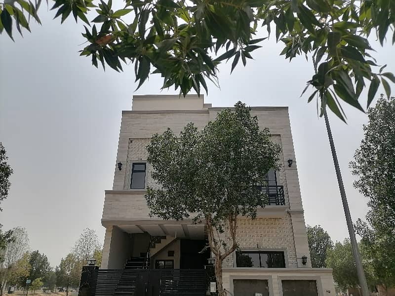 Ideal Prime Location House Is Available For sale In Faisalabad 3