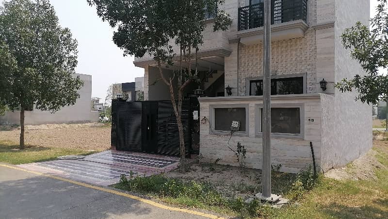 Ideal Prime Location House Is Available For sale In Faisalabad 4