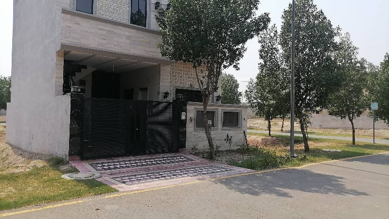 Ideal Prime Location House Is Available For sale In Faisalabad 5
