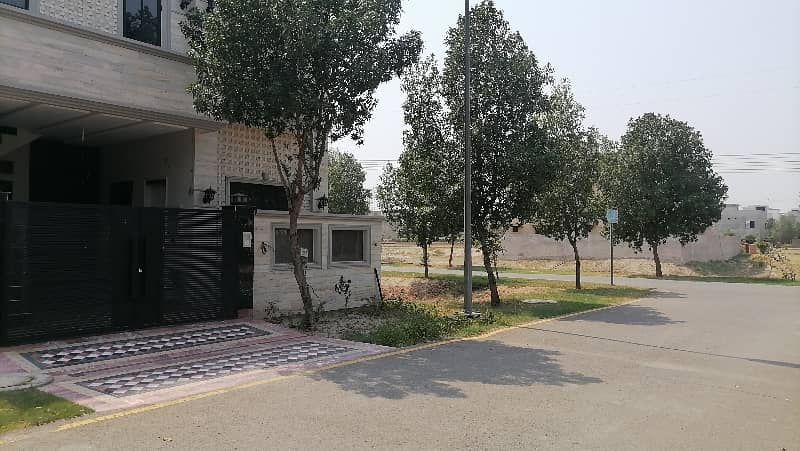 Ideal Prime Location House Is Available For sale In Faisalabad 6