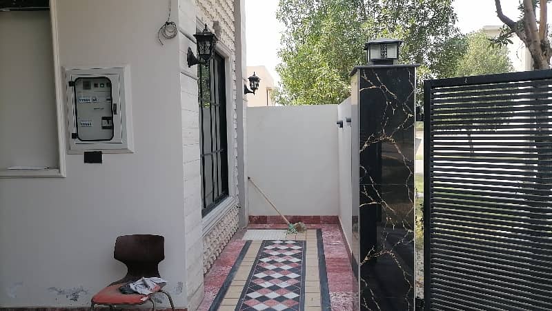 Ideal Prime Location House Is Available For sale In Faisalabad 8