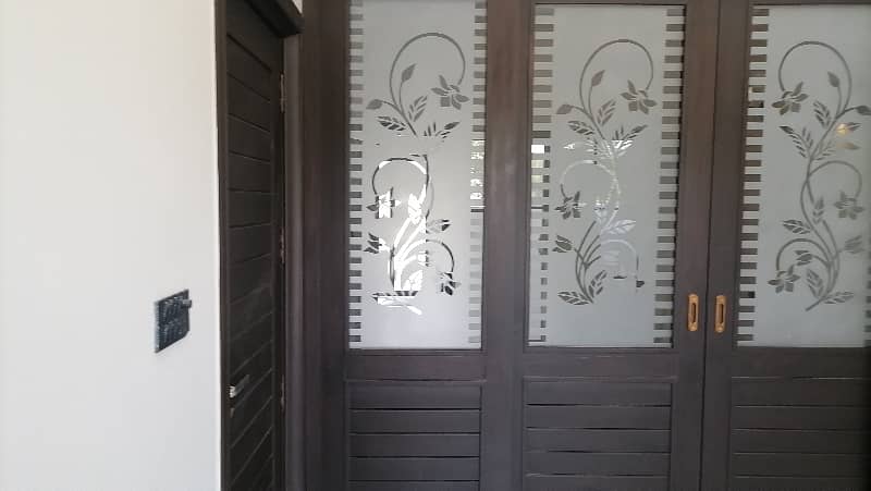 Ideal Prime Location House Is Available For sale In Faisalabad 10