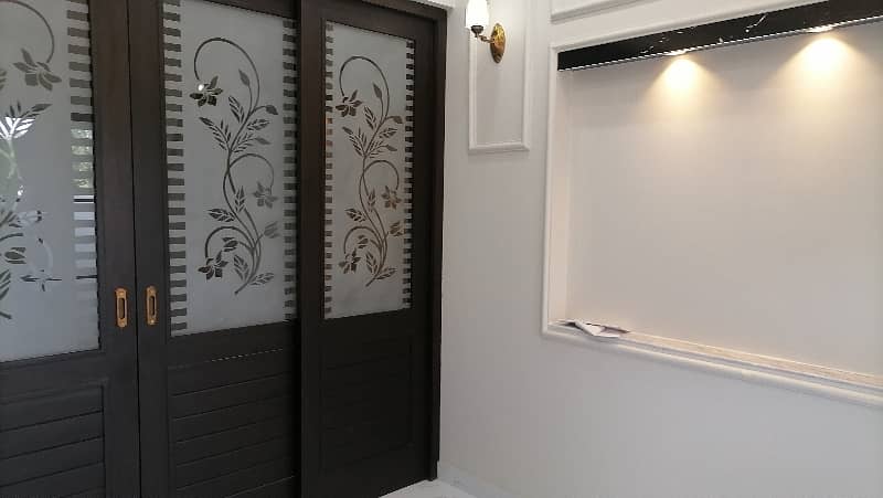 Ideal Prime Location House Is Available For sale In Faisalabad 11
