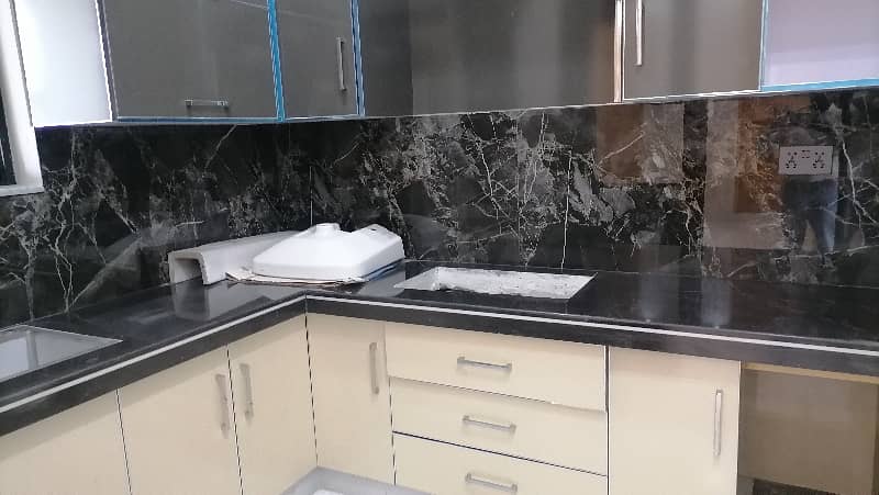 Ideal Prime Location House Is Available For sale In Faisalabad 17