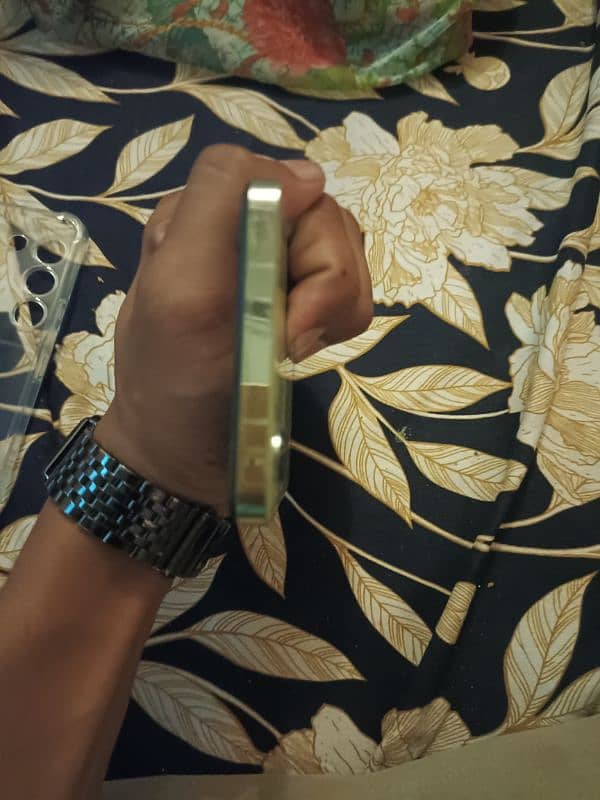 Vivo y100 new condition 10 / 10 only 3 month used 3