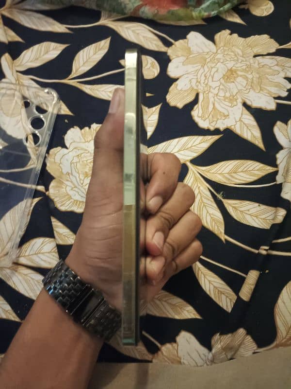Vivo y100 new condition 10 / 10 only 3 month used 6