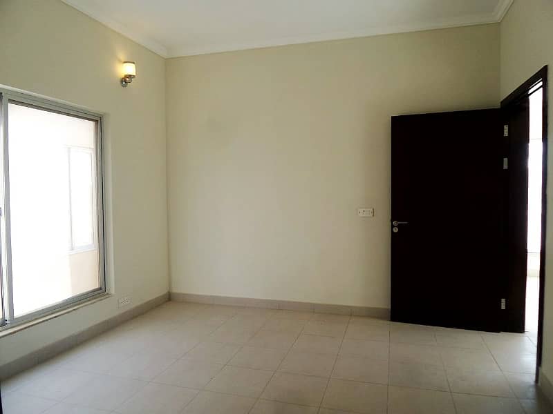 Get Your Hands On House In Karachi Best Area 7
