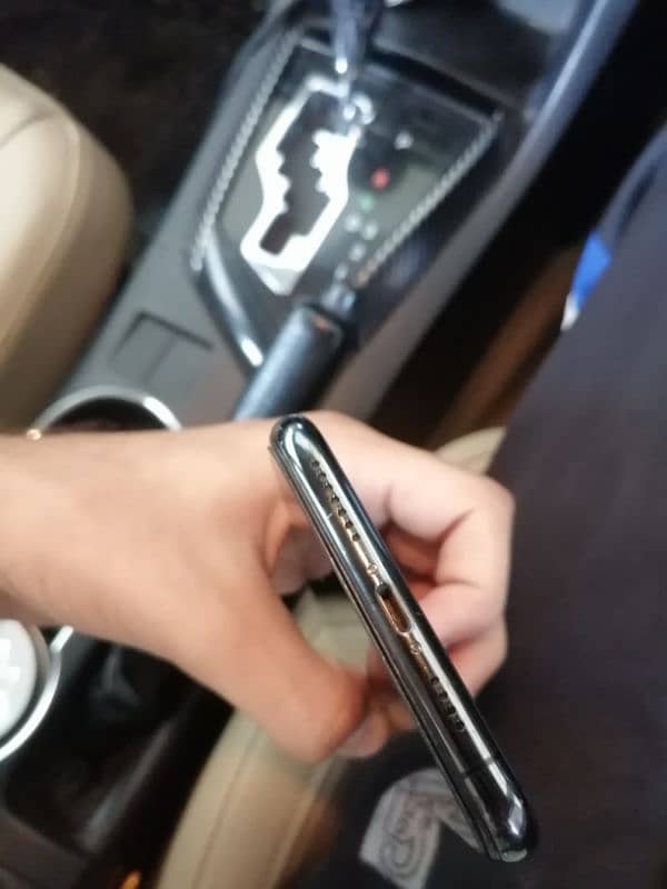 iphone 11 pro max ( factory unlock) 4