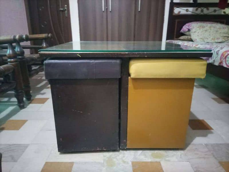Center Table with 4 stools 0
