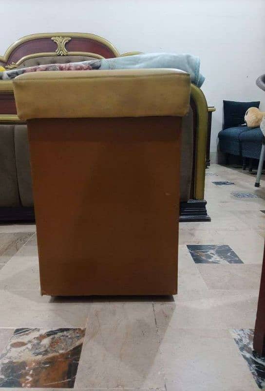 Center Table with 4 stools 2