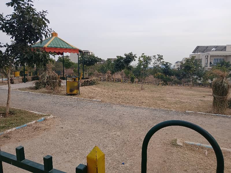 D12/3 500 Sq Yd Margala Facing Plot For Sale 4